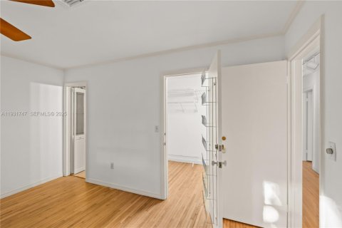 Снять в аренду виллу или дом в Корал-Гейблс, Флорида 4 спальни, 190.82м2, № 1990665 - фото 29