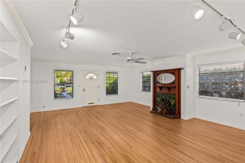 Снять в аренду виллу или дом в Корал-Гейблс, Флорида 4 спальни, 190.82м2, № 1990665 - фото 9