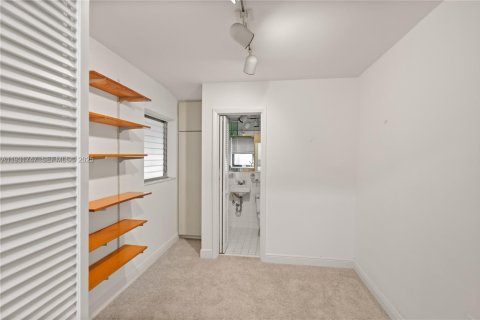 Снять в аренду виллу или дом в Корал-Гейблс, Флорида 4 спальни, 190.82м2, № 1990665 - фото 14