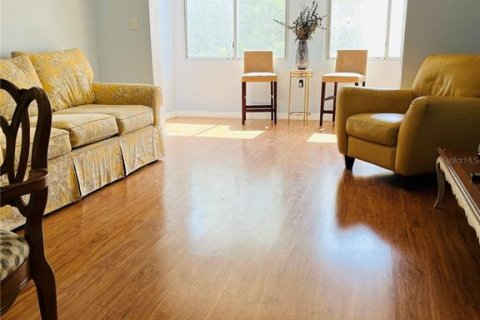 Condo in Saint Petersburg, Florida, 1 bedroom  № 2221458 - photo 2