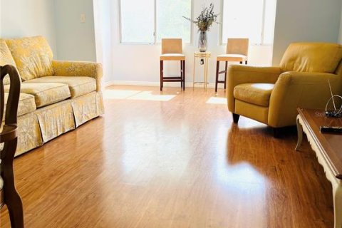 Condo in Saint Petersburg, Florida, 1 bedroom  № 2221458 - photo 7