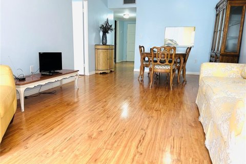 Condo in Saint Petersburg, Florida, 1 bedroom  № 2221458 - photo 8