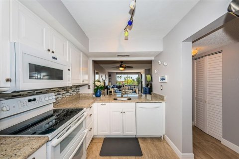 Condo in Saint Petersburg, Florida, 1 bedroom  № 791461 - photo 4