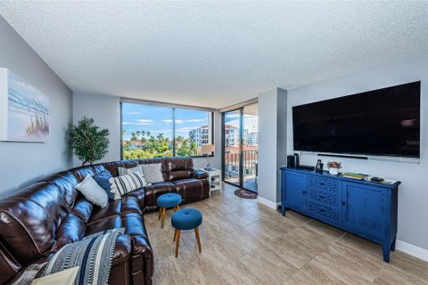 Condo in Saint Petersburg, Florida, 1 bedroom  № 791461 - photo 13
