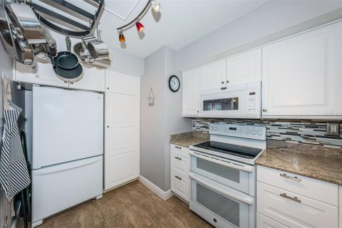 Condo in Saint Petersburg, Florida, 1 bedroom  № 791461 - photo 3