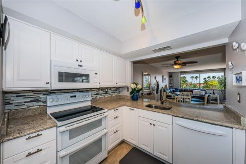 Condo in Saint Petersburg, Florida, 1 bedroom  № 791461 - photo 2