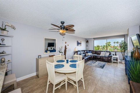Condo in Saint Petersburg, Florida, 1 bedroom  № 791461 - photo 5
