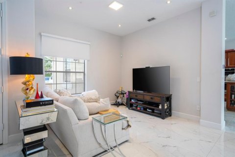 House in Winter Garden, Florida 4 bedrooms, 353.12 sq.m. № 1546836 - photo 15