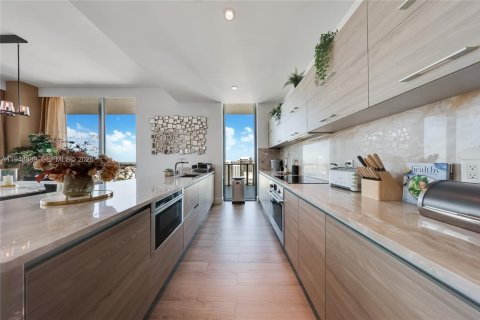 Condo in Miami, Florida, 3 bedrooms  № 2004677 - photo 3