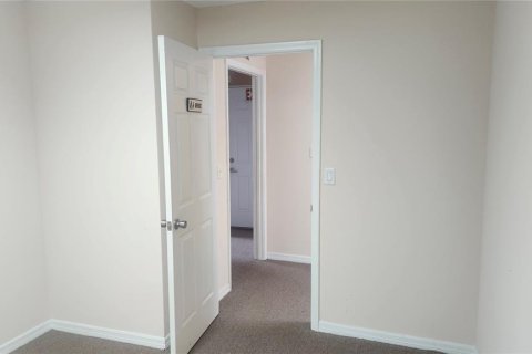Propiedad comercial en alquiler en Deltona, Florida, 174.66 m2 № 1536465 - foto 8