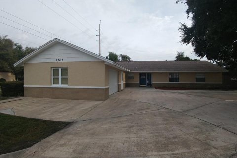 Propiedad comercial en alquiler en Deltona, Florida, 174.66 m2 № 1536465 - foto 1