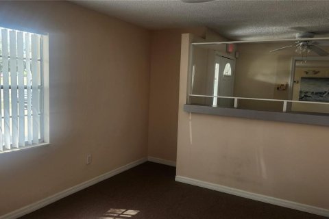 Propiedad comercial en alquiler en Deltona, Florida, 174.66 m2 № 1536465 - foto 3