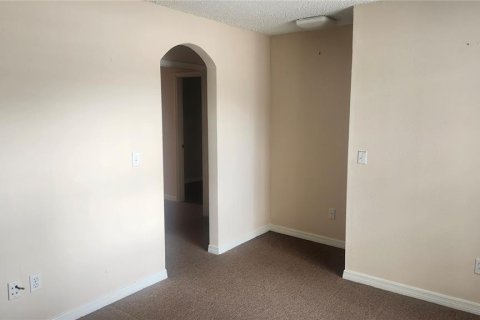 Propiedad comercial en alquiler en Deltona, Florida, 174.66 m2 № 1536465 - foto 4