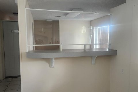 Propiedad comercial en alquiler en Deltona, Florida, 174.66 m2 № 1536465 - foto 2