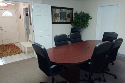 Propiedad comercial en alquiler en Deltona, Florida, 174.66 m2 № 1536465 - foto 11