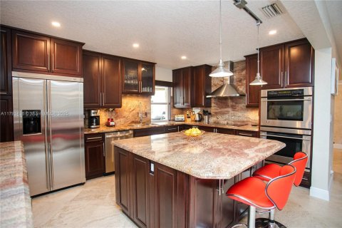 House in Dania Beach, Florida 4 bedrooms, 153.38 sq.m. № 1943236 - photo 9