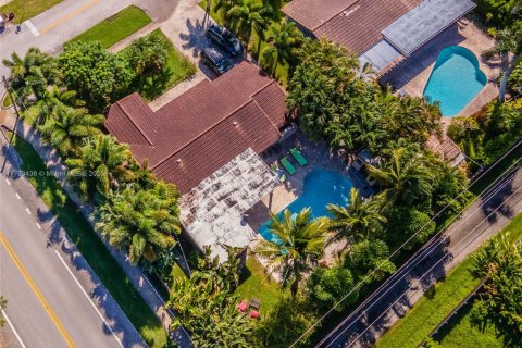 House in Dania Beach, Florida 4 bedrooms, 153.38 sq.m. № 1943236 - photo 18