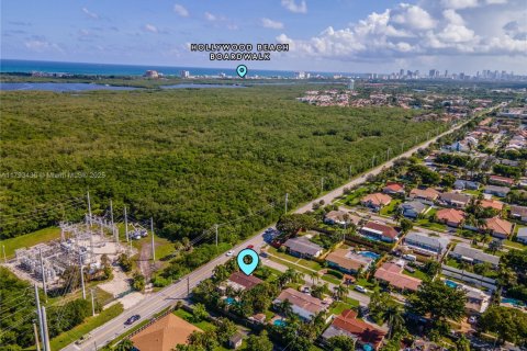 House in Dania Beach, Florida 4 bedrooms, 153.38 sq.m. № 1943236 - photo 19