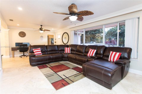 House in Dania Beach, Florida 4 bedrooms, 153.38 sq.m. № 1943236 - photo 3