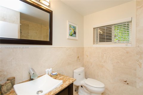 House in Dania Beach, Florida 4 bedrooms, 153.38 sq.m. № 1943236 - photo 16