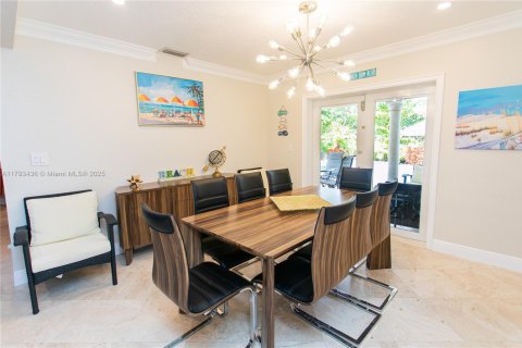 House in Dania Beach, Florida 4 bedrooms, 153.38 sq.m. № 1943236 - photo 6