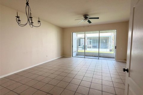 Townhouse in Wesley Chapel, Florida 3 bedrooms, 147.53 sq.m. № 2230120 - photo 17