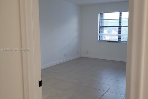 Copropriété à louer à Hallandale Beach, Floride: 2 chambres, 109.62 m2 № 2041615 - photo 5