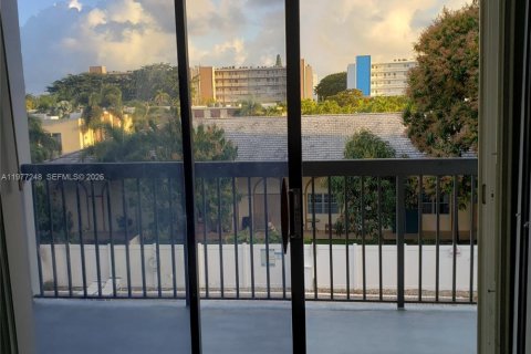 Copropriété à louer à Hallandale Beach, Floride: 2 chambres, 109.62 m2 № 2041615 - photo 14