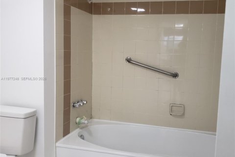 Copropriété à louer à Hallandale Beach, Floride: 2 chambres, 109.62 m2 № 2041615 - photo 9