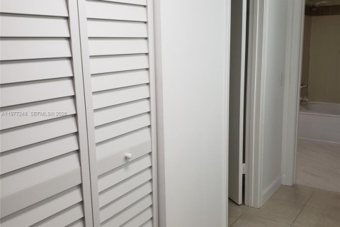 Copropriété à louer à Hallandale Beach, Floride: 2 chambres, 109.62 m2 № 2041615 - photo 7