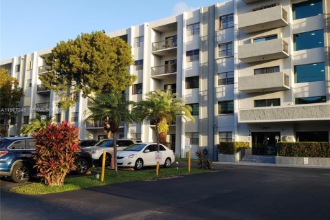 Copropriété à louer à Hallandale Beach, Floride: 2 chambres, 109.62 m2 № 2041615 - photo 20