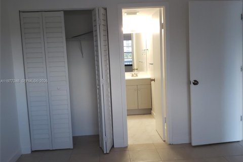 Copropriété à louer à Hallandale Beach, Floride: 2 chambres, 109.62 m2 № 2041615 - photo 12