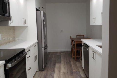 Copropriété à louer à Hallandale Beach, Floride: 2 chambres, 109.62 m2 № 2041615 - photo 2