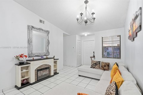 Touwnhouse à louer à Miami, Floride: 3 chambres, 117.43 m2 № 2401469 - photo 8