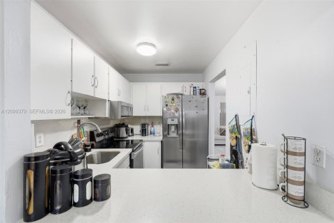 Touwnhouse à louer à Miami, Floride: 3 chambres, 117.43 m2 № 2401469 - photo 17