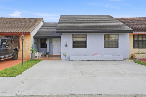 Touwnhouse à louer à Miami, Floride: 3 chambres, 117.43 m2 № 2401469 - photo 2