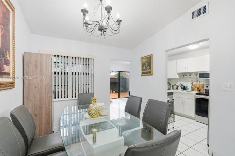 Touwnhouse à louer à Miami, Floride: 3 chambres, 117.43 m2 № 2401469 - photo 15