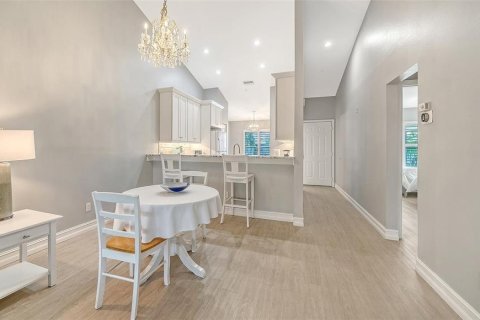 Condo in Sarasota, Florida, 2 bedrooms № 2100686 - photo 10