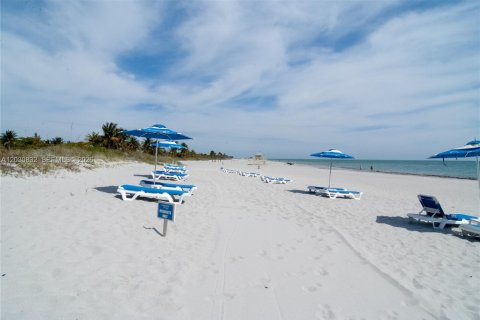 Condo in Key Biscayne, Florida, 1 bedroom № 2155007 - photo 18