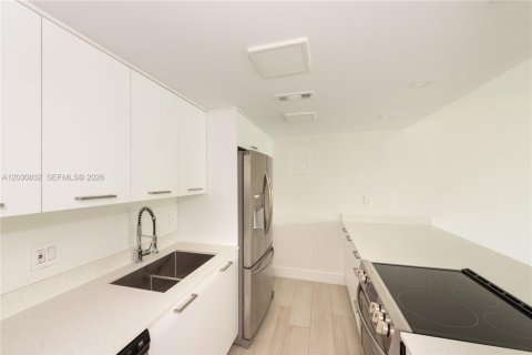 Condo in Key Biscayne, Florida, 1 bedroom № 2155007 - photo 5