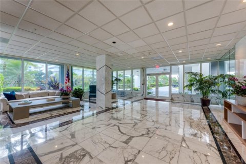 Condo in Key Biscayne, Florida, 1 bedroom № 2155007 - photo 16