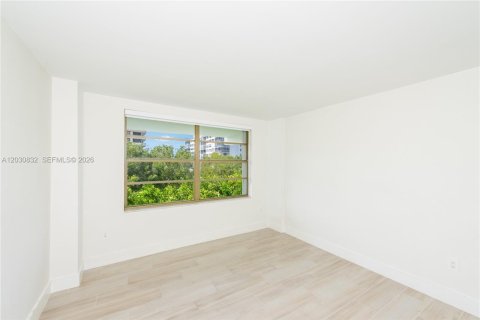 Condo in Key Biscayne, Florida, 1 bedroom № 2155007 - photo 7