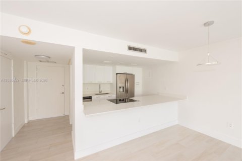Condo in Key Biscayne, Florida, 1 bedroom № 2155007 - photo 4