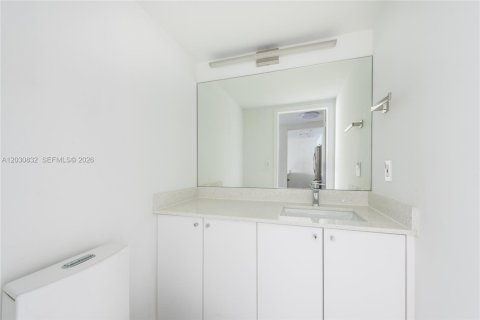 Condo in Key Biscayne, Florida, 1 bedroom № 2155007 - photo 12