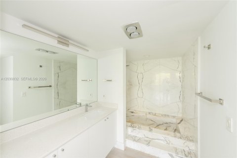 Condo in Key Biscayne, Florida, 1 bedroom № 2155007 - photo 10