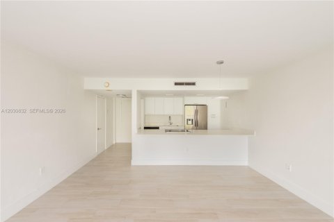 Condo in Key Biscayne, Florida, 1 bedroom № 2155007 - photo 3
