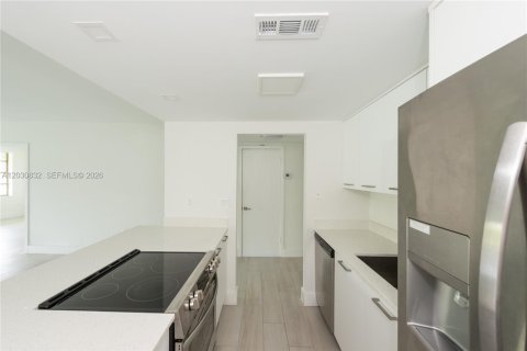 Condo in Key Biscayne, Florida, 1 bedroom № 2155007 - photo 6