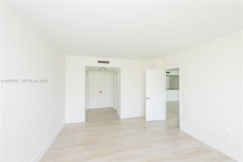 Condo in Key Biscayne, Florida, 1 bedroom № 2155007 - photo 9