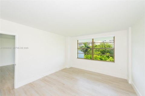 Condo in Key Biscayne, Florida, 1 bedroom № 2155007 - photo 8