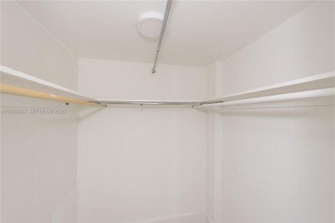 Condo in Key Biscayne, Florida, 1 bedroom № 2155007 - photo 11